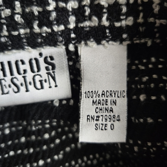 Chico's Black and White Patterned Blazer. Size 0 - Picture 3 of 6